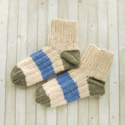 ウール混の手編み靴下(ベージュ+緑+青)底面21.5×9.5cm『Creema限定』 1枚目の画像