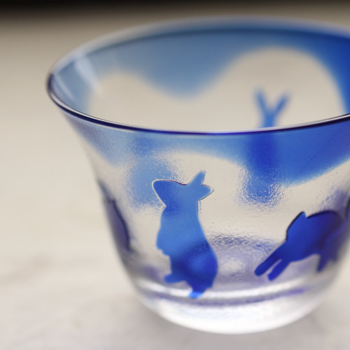 2023 干支】ガラス ぐい呑み お猪口 「うーちゃんs'」瑠璃 おちょこ