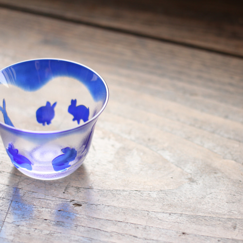 2023 干支】ガラス ぐい呑み お猪口 「うーちゃんs'」瑠璃 おちょこ