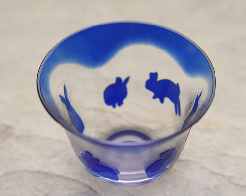 2023 干支】ガラス ぐい呑み お猪口 「うーちゃんs'」瑠璃 おちょこ