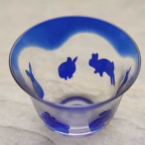 2023 干支】ガラス ぐい呑み お猪口 「うーちゃんs'」瑠璃 おちょこ