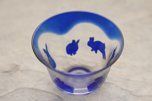 2023 干支】ガラス ぐい呑み お猪口 「うーちゃんs'」瑠璃 おちょこ