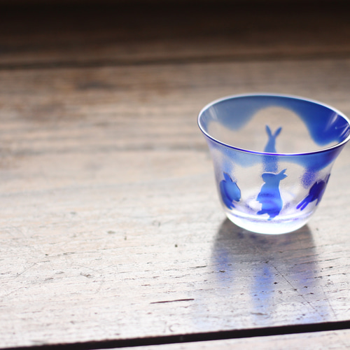 2023 干支】ガラス ぐい呑み お猪口 「うーちゃんs'」瑠璃 おちょこ
