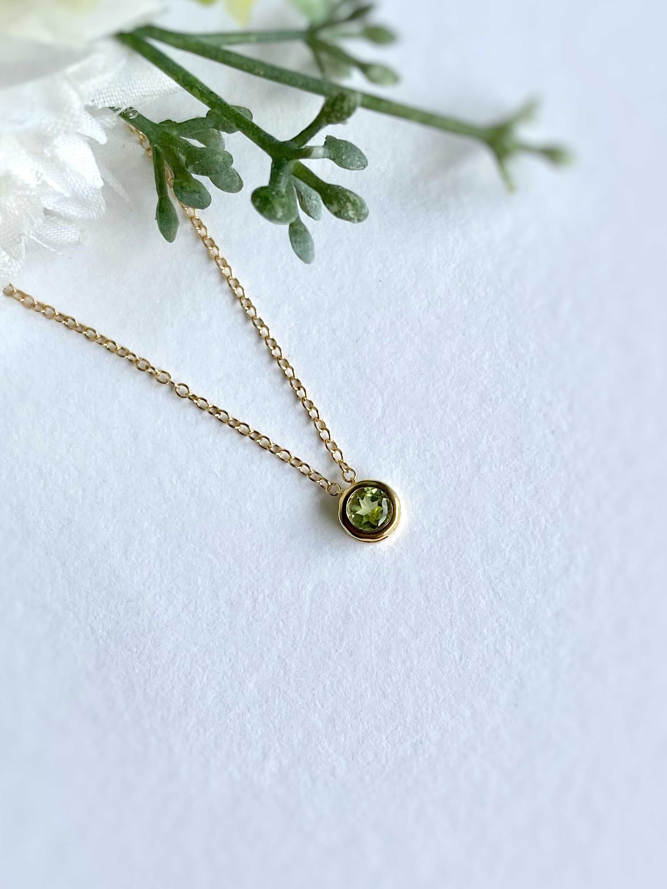 宝石質ペリドット AAA 4mm ベゼルネックレス 14kgf 8月誕生石 橄欖石