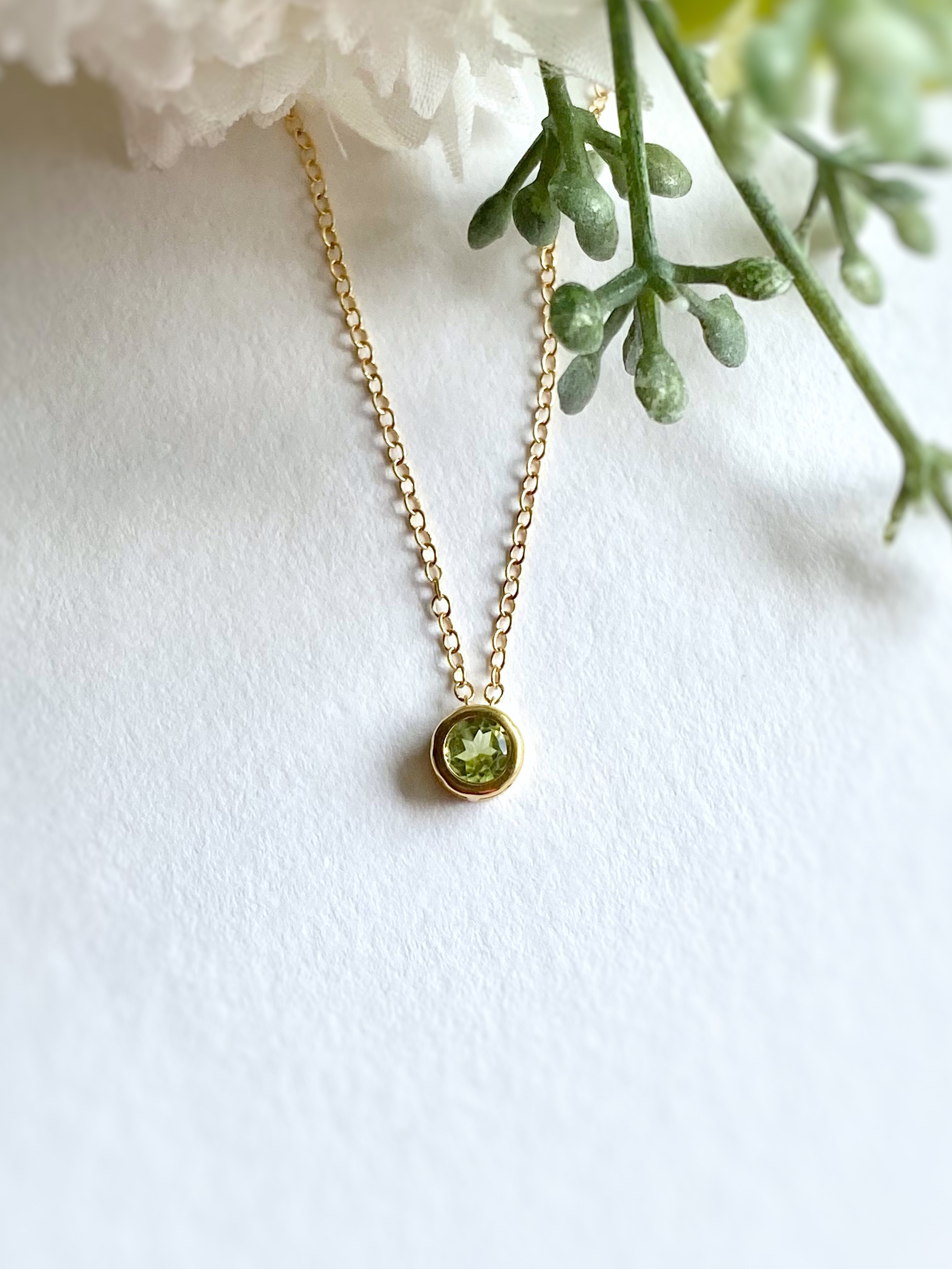宝石質ペリドット AAA 4mm ベゼルネックレス 14kgf 8月誕生石 橄欖石