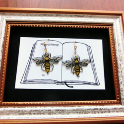 蜂の切り絵ピアス 3枚目の画像