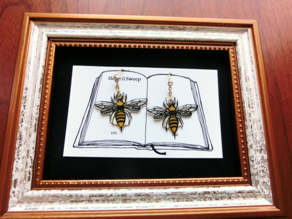 蜂の切り絵ピアス 3枚目の画像
