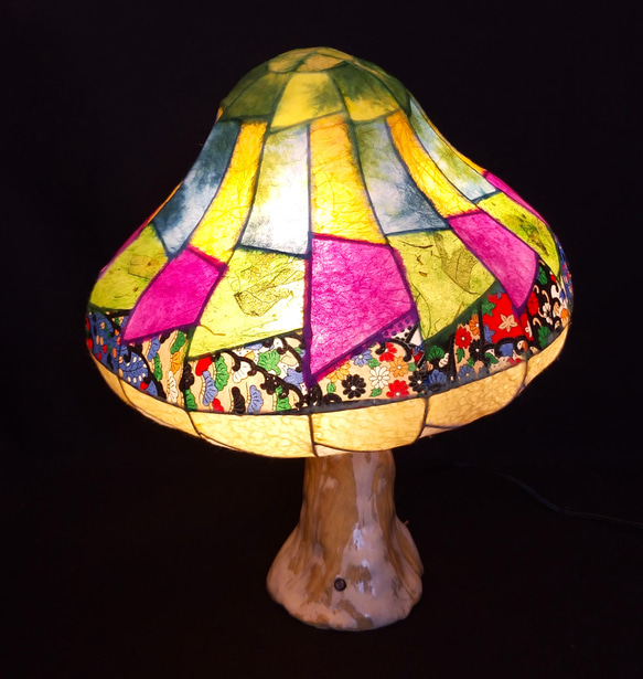 和紙と陶器の灯り・白い幹の木                                     樹木部は薄茶とクリームを基調にした陶器製、幹の感じを出すため製作は苦労しました J1286851050(9880円)