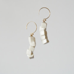 白磁　5 TOFUs earring 1枚目の画像