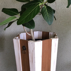 個性派インテリア台｜カイヅカイブキの木肌を活かした自然派花台