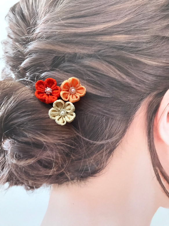 つまみ細工の髪飾り　オレンジ系の菊＆小花のコームとUピンの５点セット 5枚目の画像