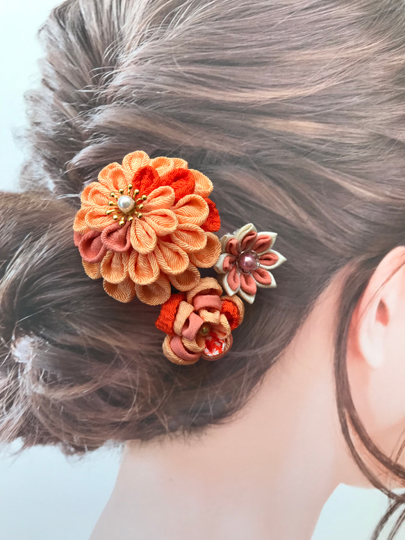 つまみ細工の髪飾り　オレンジ系の菊＆小花のコームとUピンの５点セット 6枚目の画像
