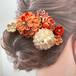 つまみ細工の髪飾り　オレンジ系の菊＆小花のコームとUピンの５点セット 1枚目の画像