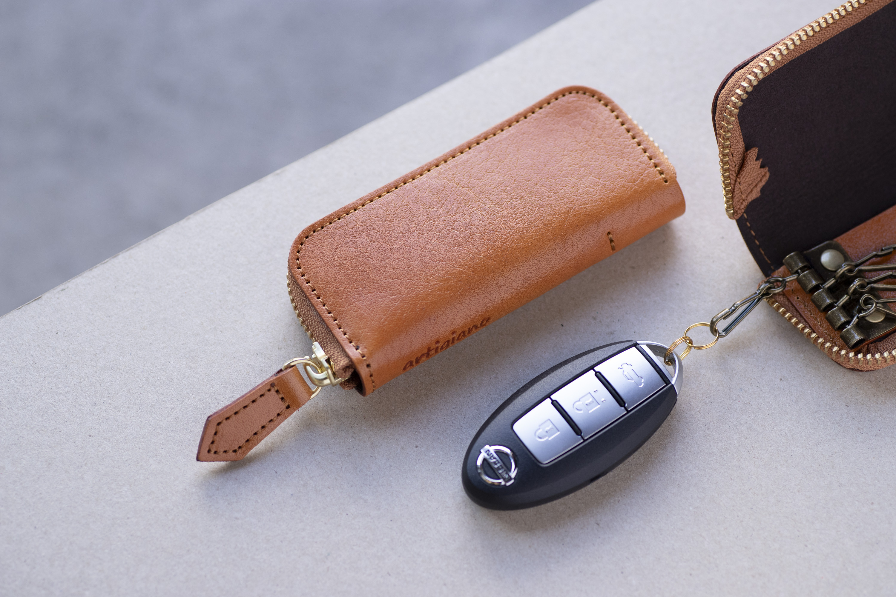 日本製　アニリン仕上げのヌメ革で作った　4連キーケース　スマートキー　タンニン鞣し　キャメル　apo-16tw