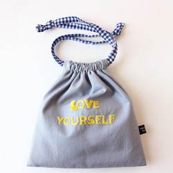 LOVE YOURSELF 刺繍の巾着バッグ 1枚目の画像