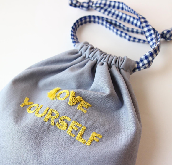 LOVE YOURSELF 刺繍の巾着バッグ 4枚目の画像