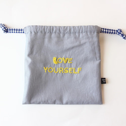 LOVE YOURSELF 刺繍の巾着バッグ 2枚目の画像