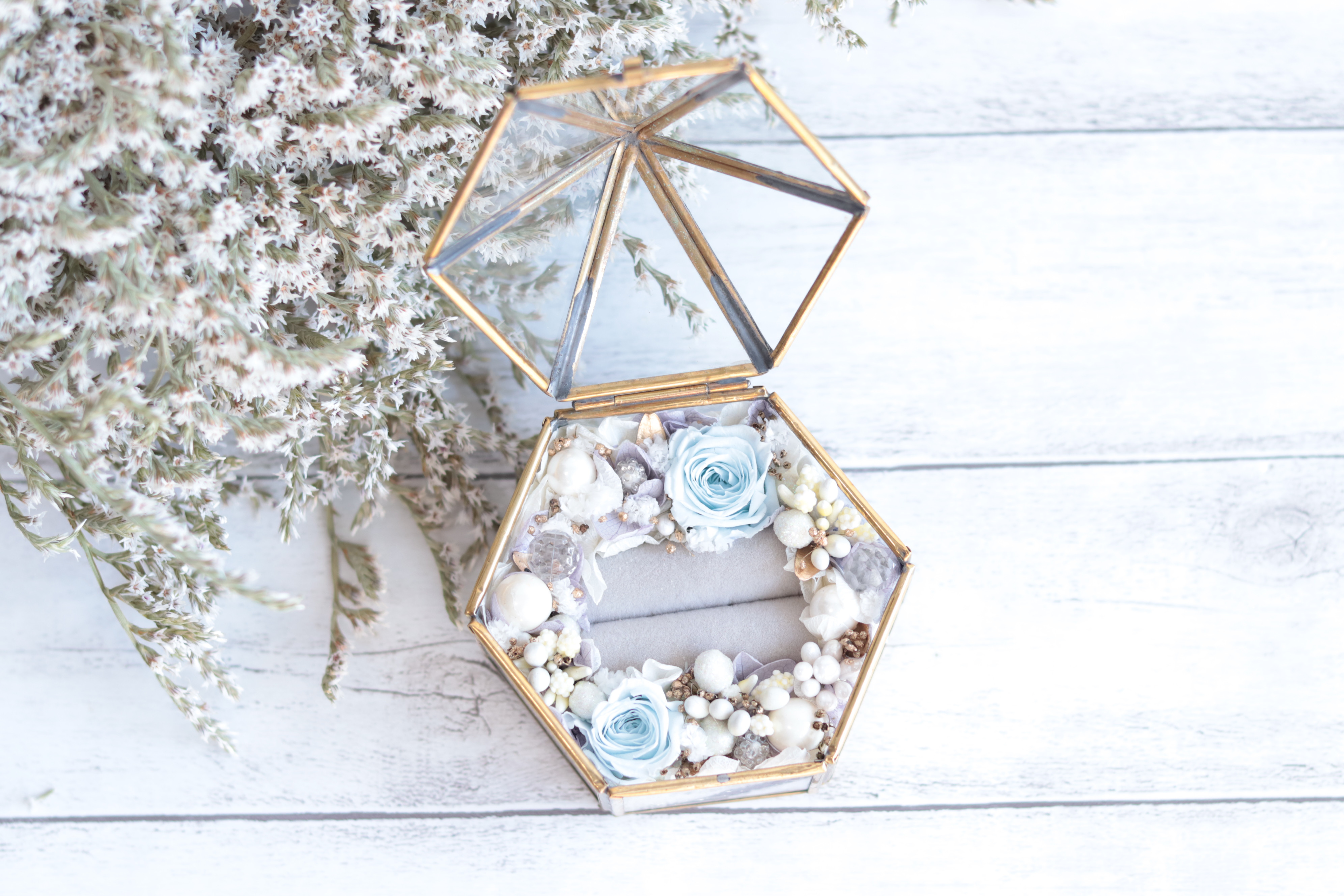 【カラーオーダーOK】“ベビーブルー&ホワイトラベンダー”のジュエルリングピロー＊テント型アンティークガラスケース（M）