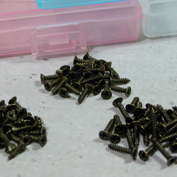 ♛アンティークブラス仕上げネジ2x6mm, 2x8mm, 2.x10mm各30個ケース入り 6枚目の画像