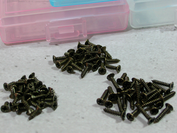 ♛アンティークブラス仕上げネジ2x6mm, 2x8mm, 2.x10mm各30個ケース入り 6枚目の画像