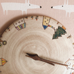 キノコ屋根ともみの木のあるの陶器の時計 5枚目の画像
