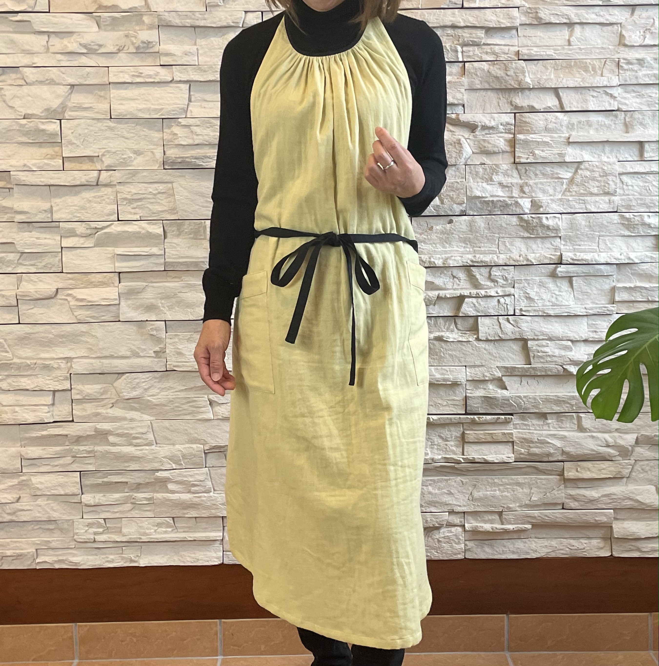 ダブルガーゼのロング丈エプロン(マスタードイエロー）