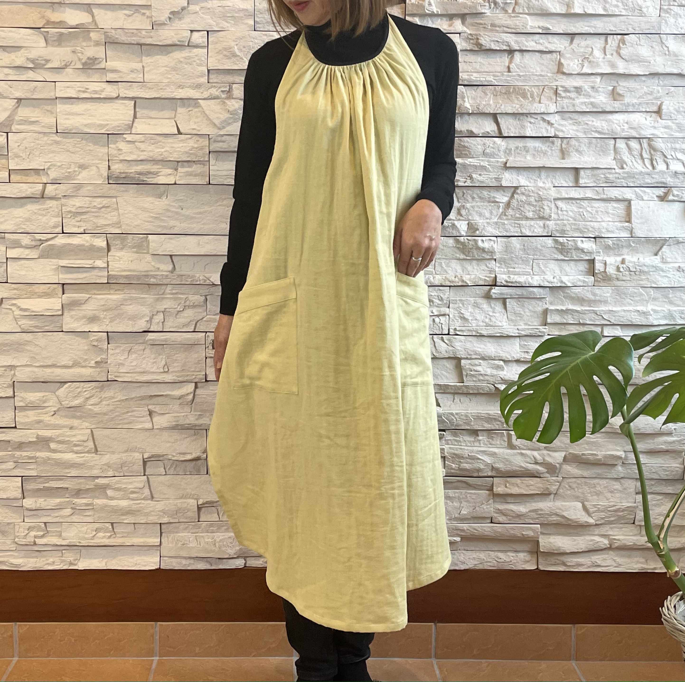 ダブルガーゼのロング丈エプロン(マスタードイエロー）エプロン