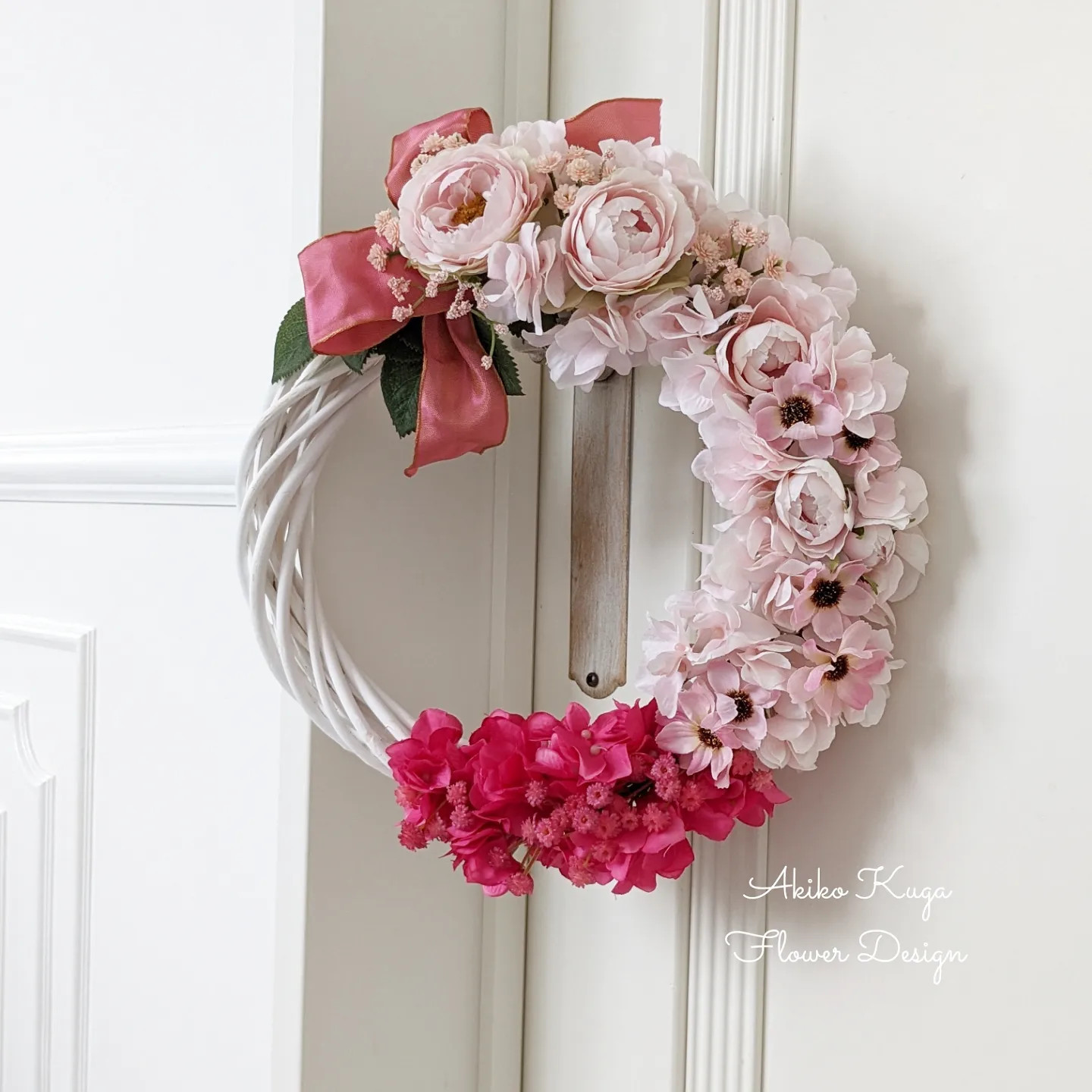 ピンクのグラデーションハーフムーンリース