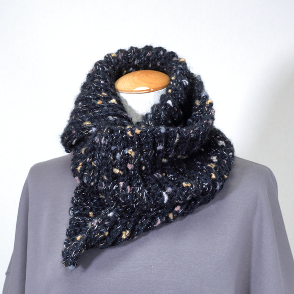 ハンドメイド  黒★Blue Rose 立体手編みスヌード かぎ針編みのスヌード 秋冬毛糸 【1点物】 ブラック系 スリット入り