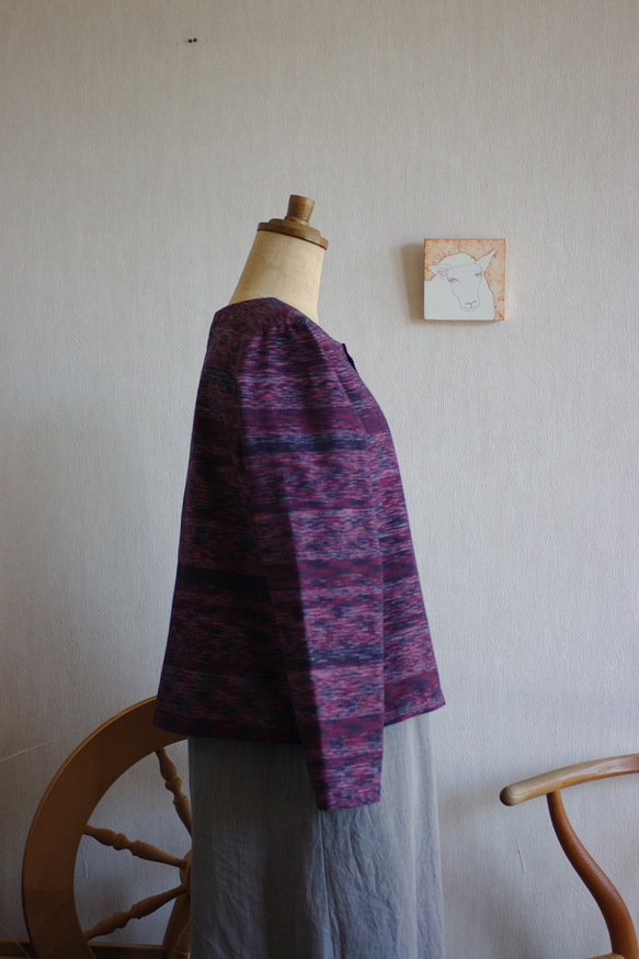 久留米絣の長袖カーディガン　赤紫色重ねの絣 2枚目の画像