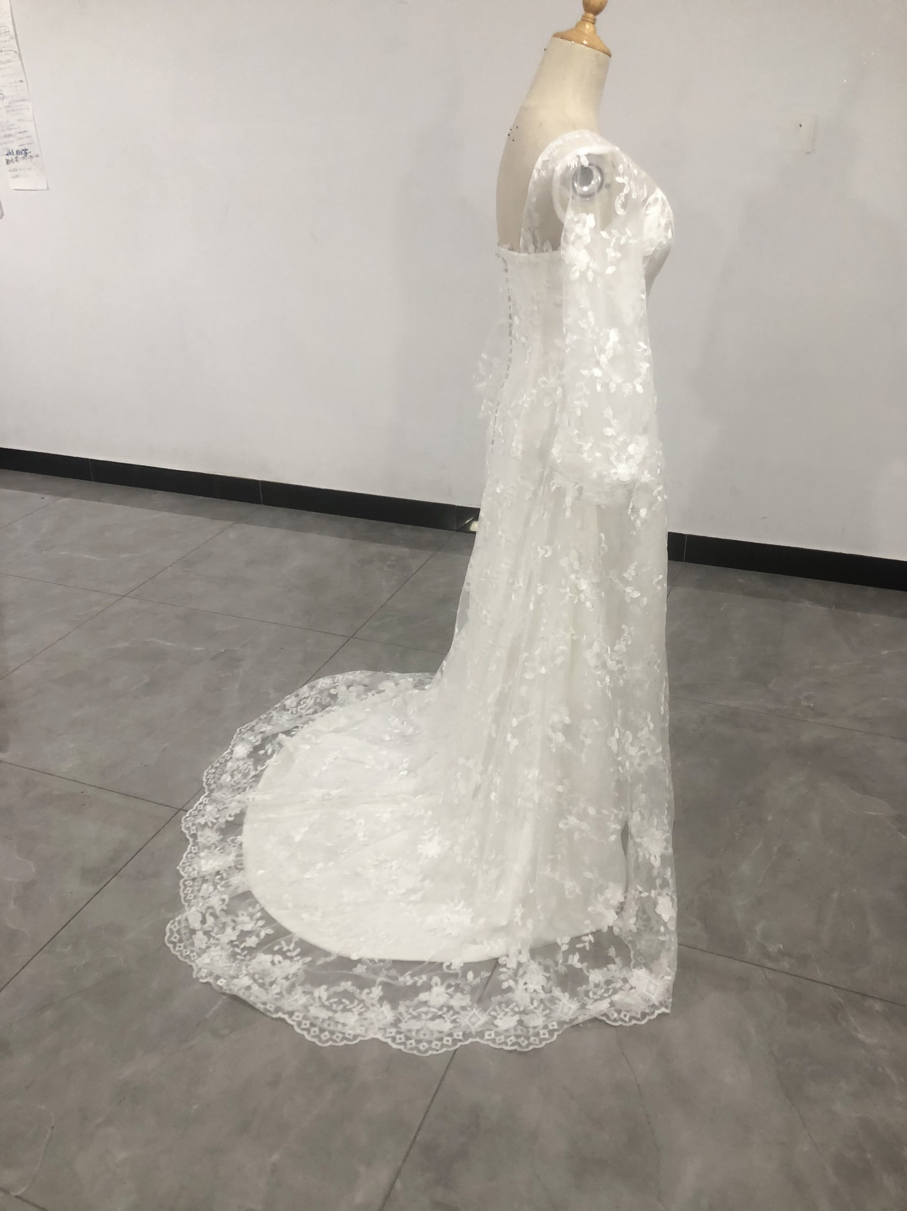 高品質！ ウエディングドレス Vネック  美しい花レース  上品透け袖/花嫁/結婚式
