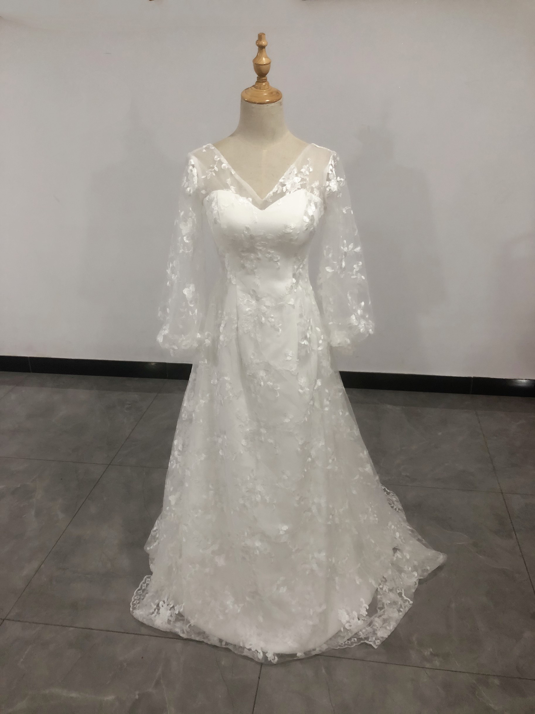 高品質！ ウエディングドレス Vネック  美しい花レース  上品透け袖/花嫁/結婚式