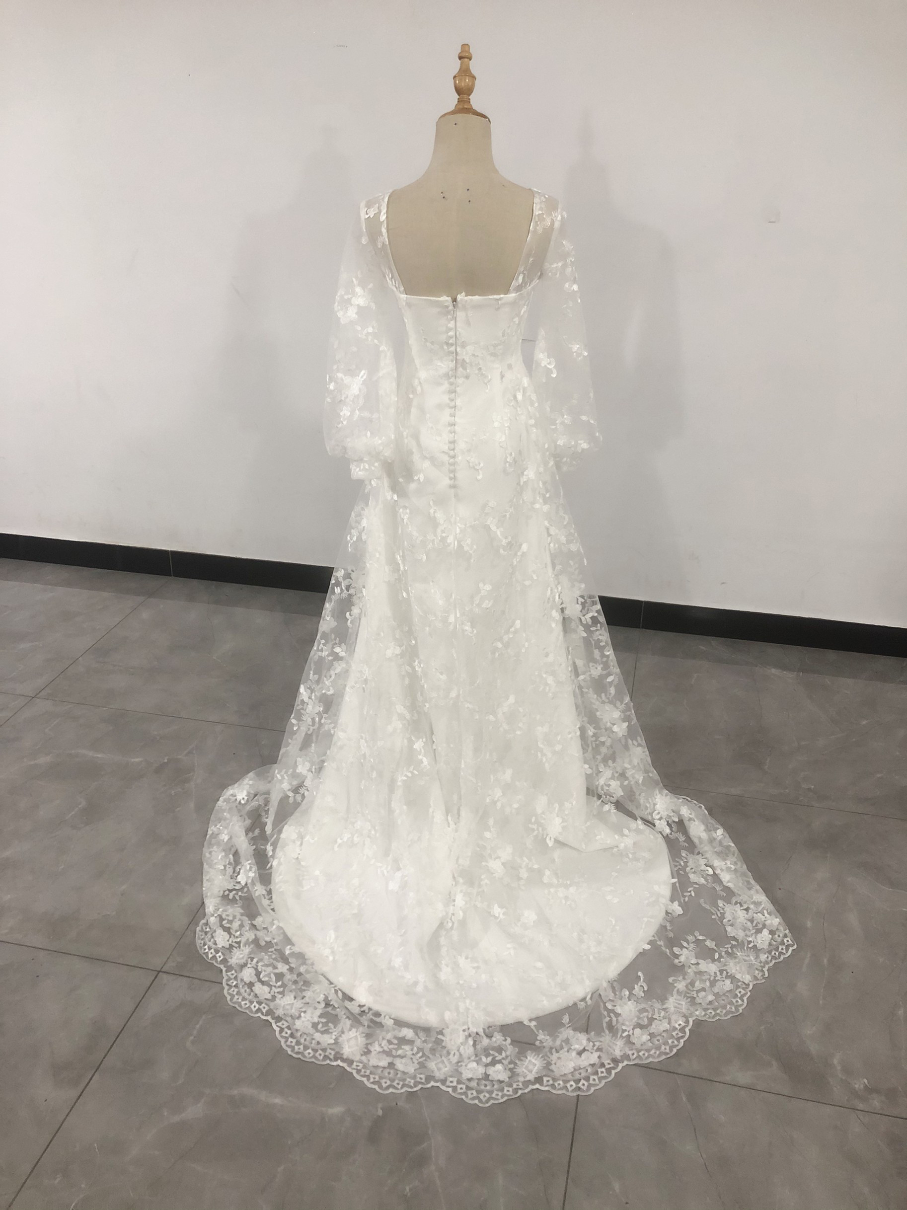 高品質！ ウエディングドレス Vネック  美しい花レース  上品透け袖/花嫁/結婚式