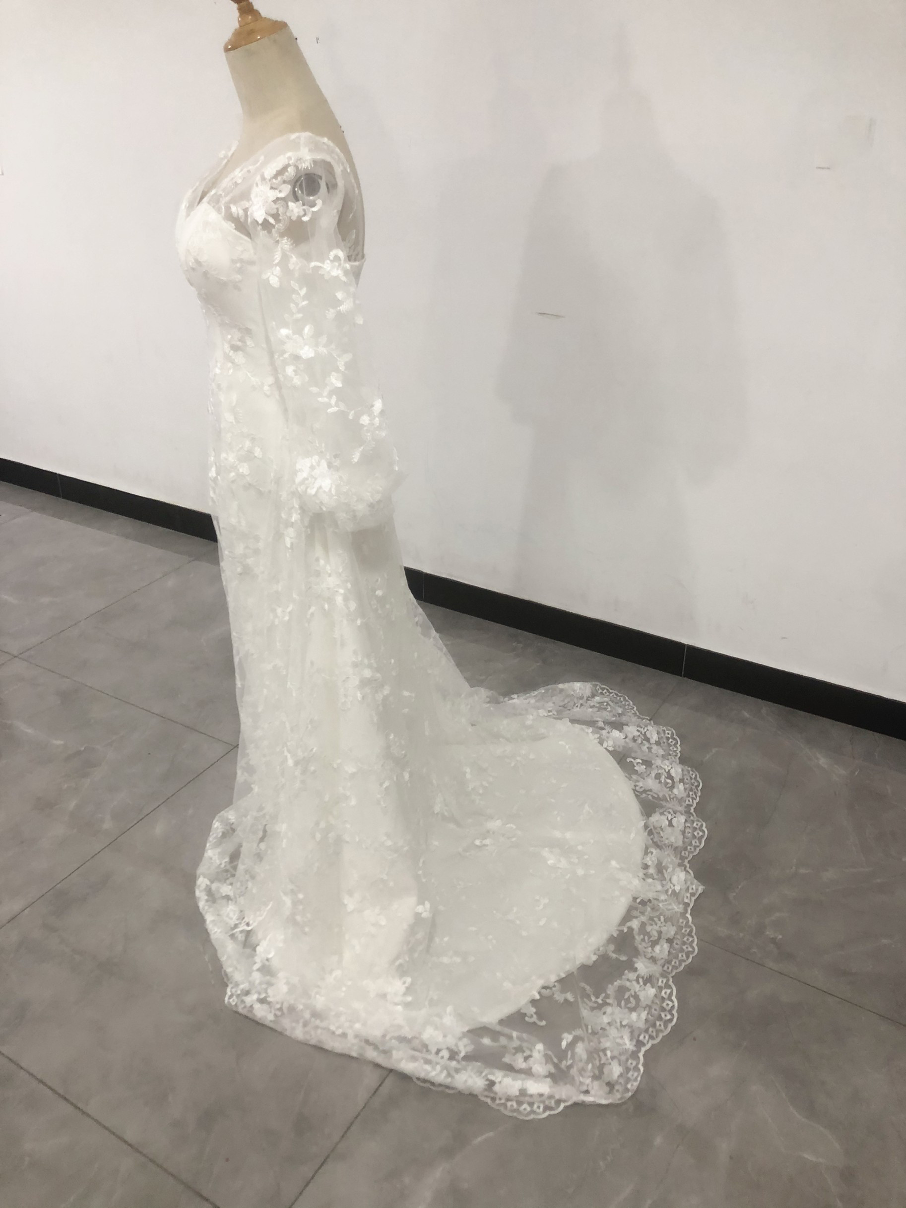 高品質！ ウエディングドレス Vネック  美しい花レース  上品透け袖/花嫁/結婚式