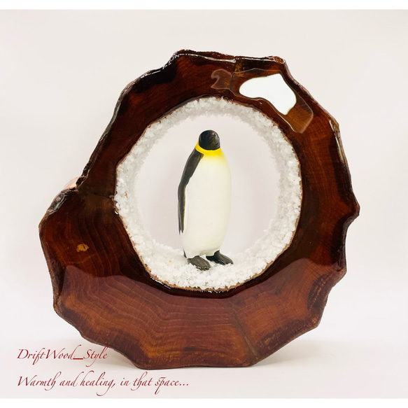 一つ限りの流木アート コウテイペンギン ジオラマ 流木 フィギュア 置物 インテリア レジン ペンギン 雪 南極 1枚目の画像
