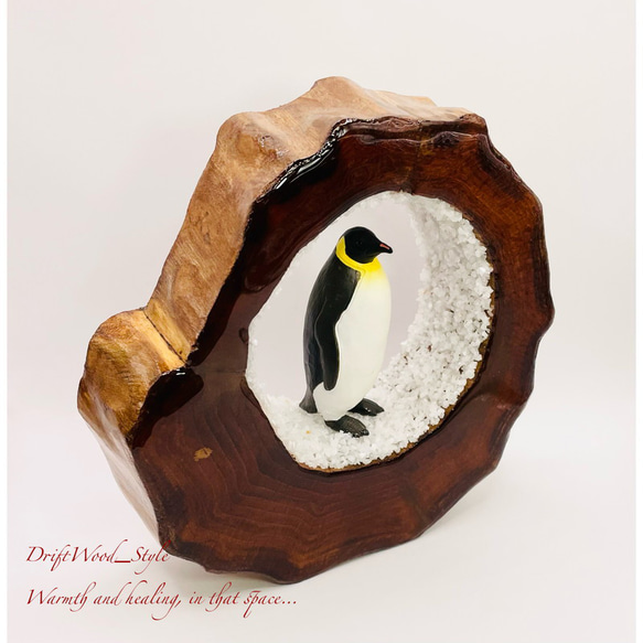 一つ限りの流木アート コウテイペンギン ジオラマ 流木 フィギュア 置物 インテリア レジン ペンギン 雪 南極 3枚目の画像