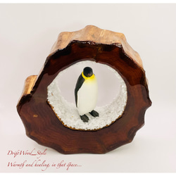 一つ限りの流木アート コウテイペンギン ジオラマ 流木 フィギュア 置物 インテリア レジン ペンギン 雪 南極 2枚目の画像