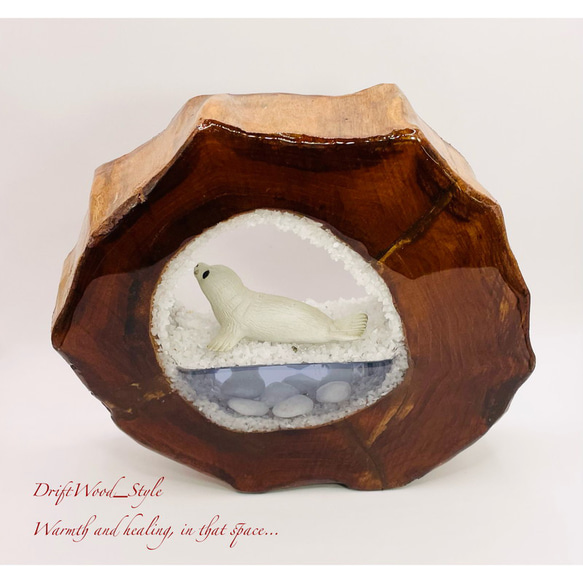 一つ限りの流木アート 流氷のゴマフアザラシ ジオラマ 流木 フィギュア 置物 インテリア レジン 海 オブジェ 6枚目の画像
