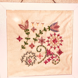 お花模様が可愛いビーズ刺繍の壁掛け 1枚目の画像
