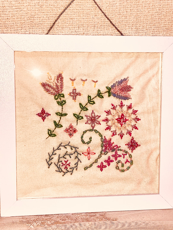 お花模様が可愛いビーズ刺繍の壁掛け 1枚目の画像