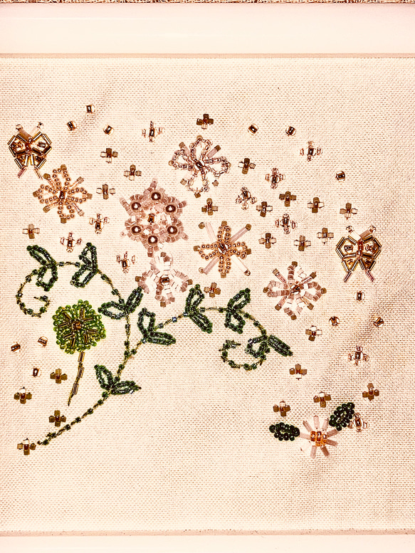 白い花が美しいのビーズ刺繍の壁掛け 2枚目の画像
