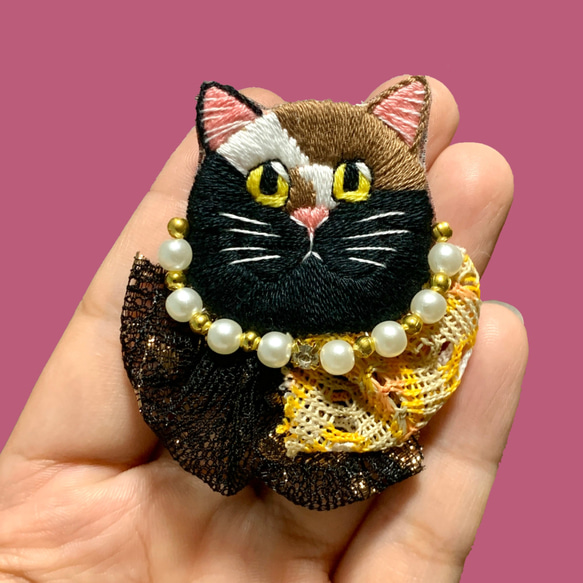 【dress up/猫/ミロ】刺繍ブローチ 1枚目の画像