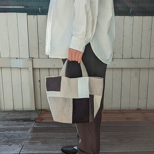 リネンのトートバッグ S△パッチワーク 黒 チャコールグレー リネンのトートバッグ S△パッチワーク 黒 チャコールグレー
