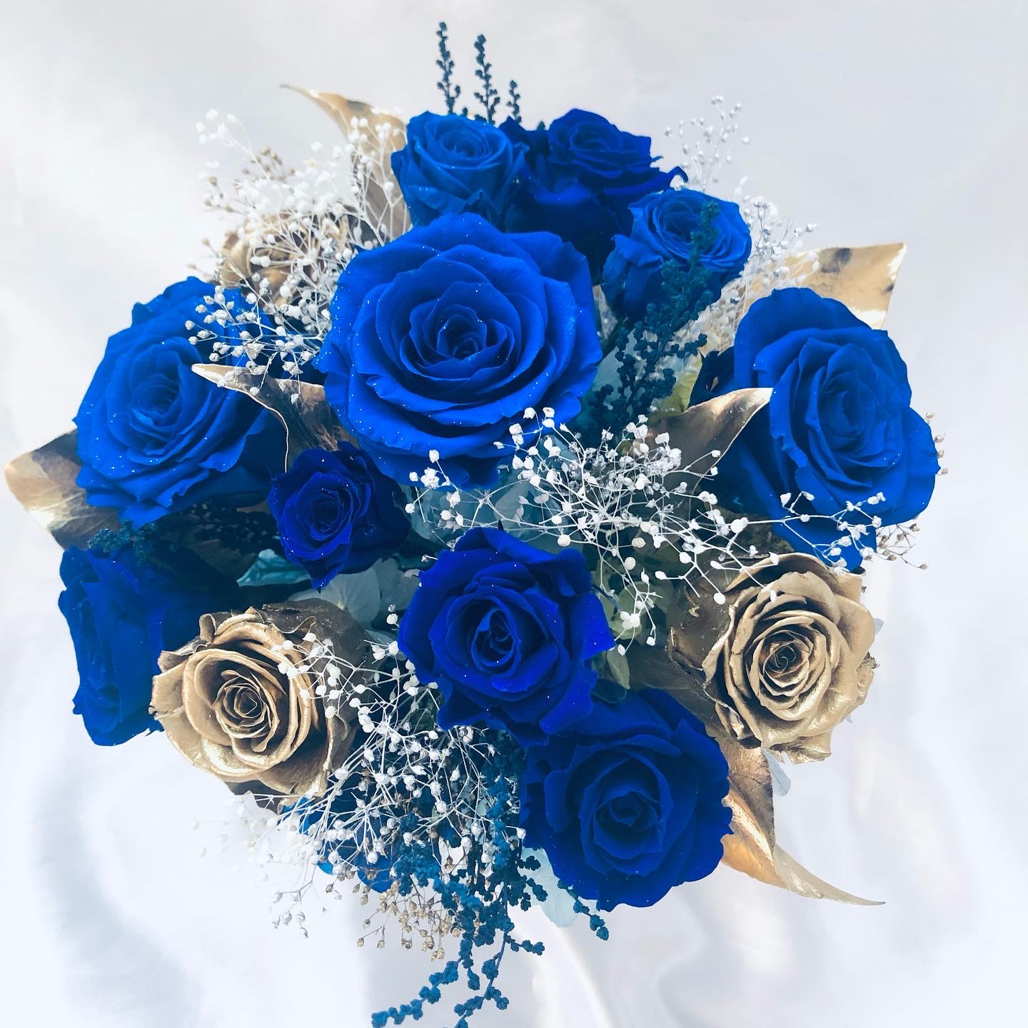 青い薔薇とゴールドローズアレンジ/プリザーブドフラワー夜空の輝き（フラワーケースリボンラッピング付き）
