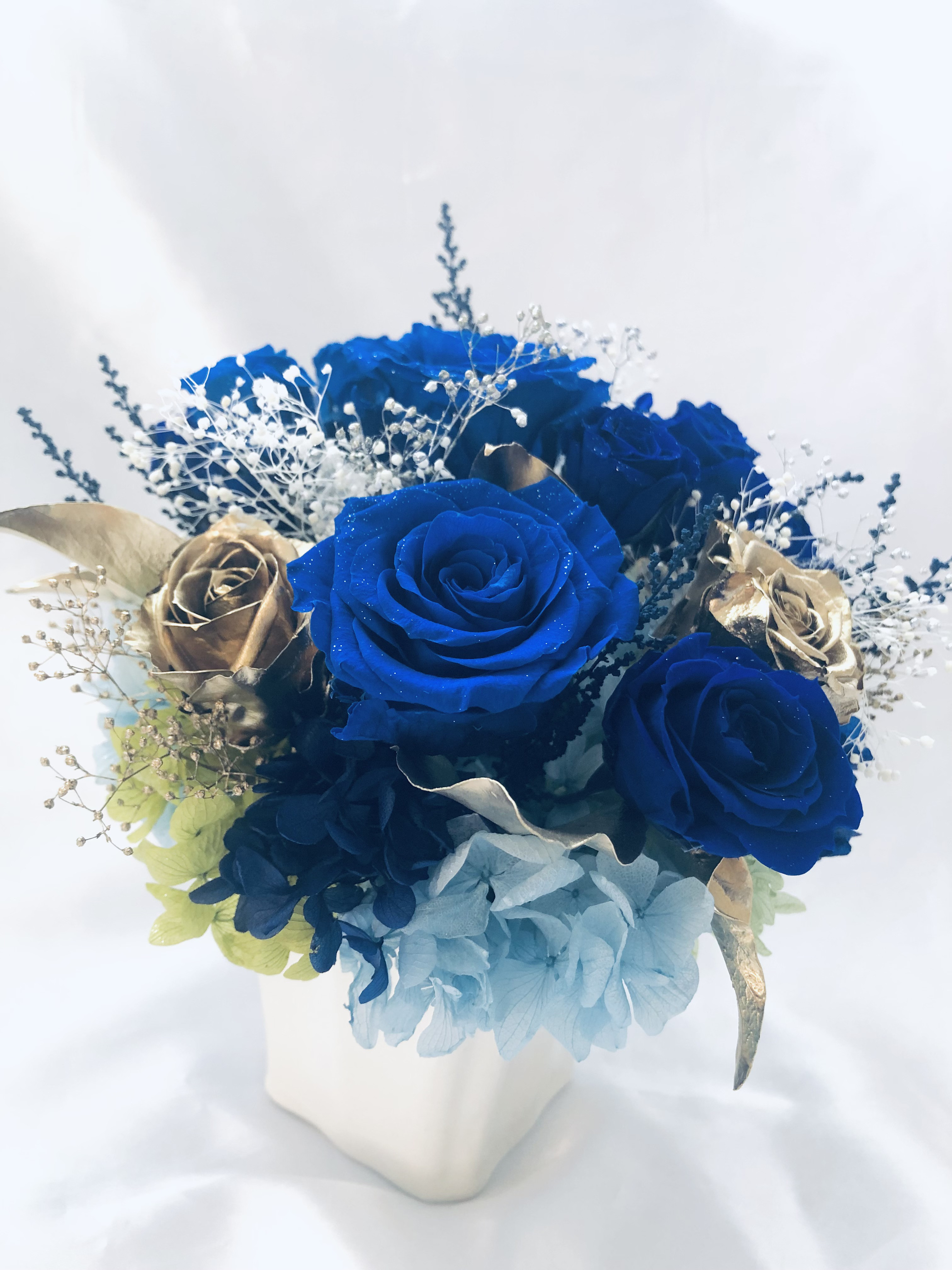 青い薔薇とゴールドローズアレンジ/プリザーブドフラワー夜空の輝き（フラワーケースリボンラッピング付き）