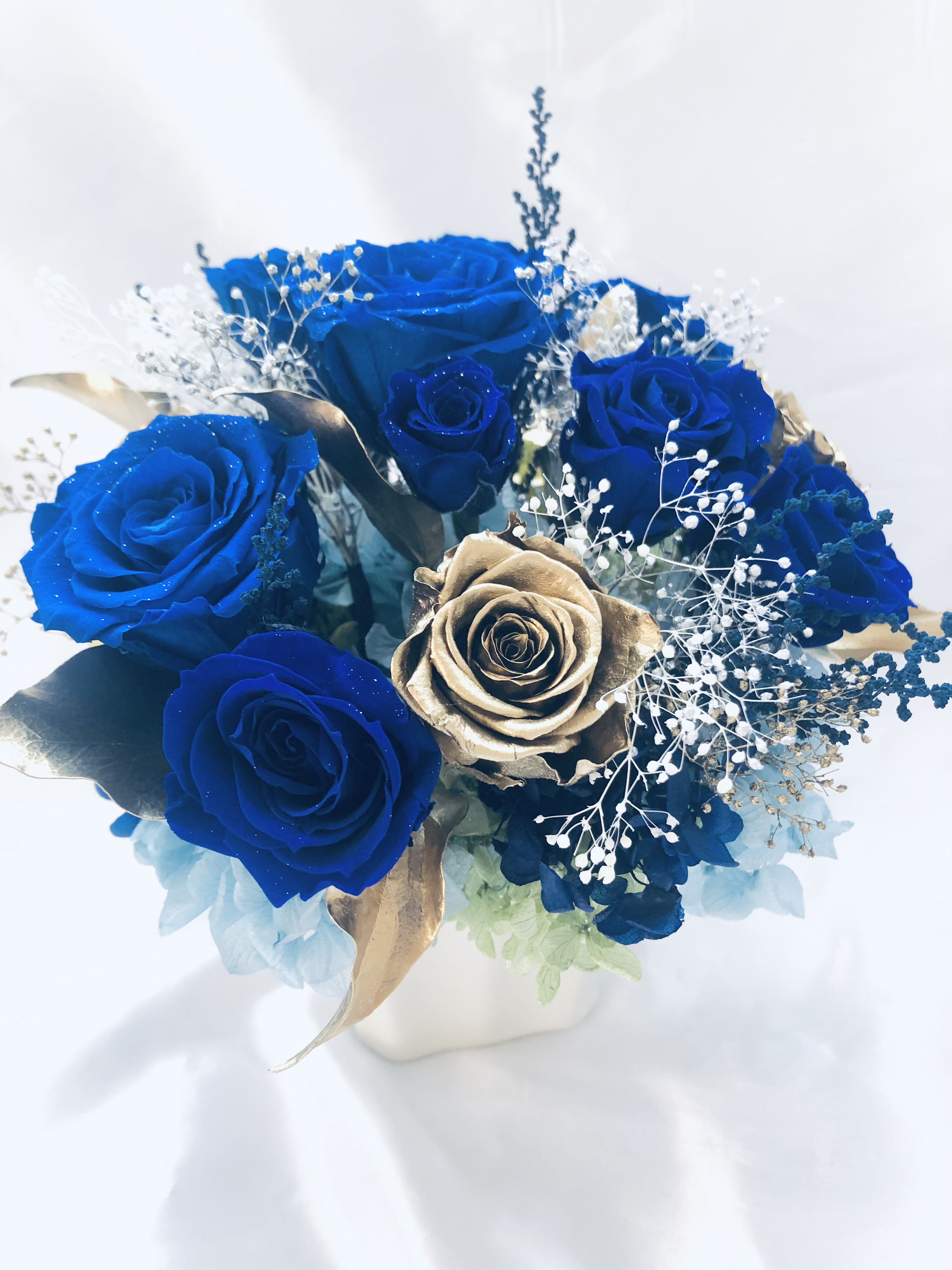 青い薔薇とゴールドローズアレンジ/プリザーブドフラワー夜空の輝き（フラワーケースリボンラッピング付き）