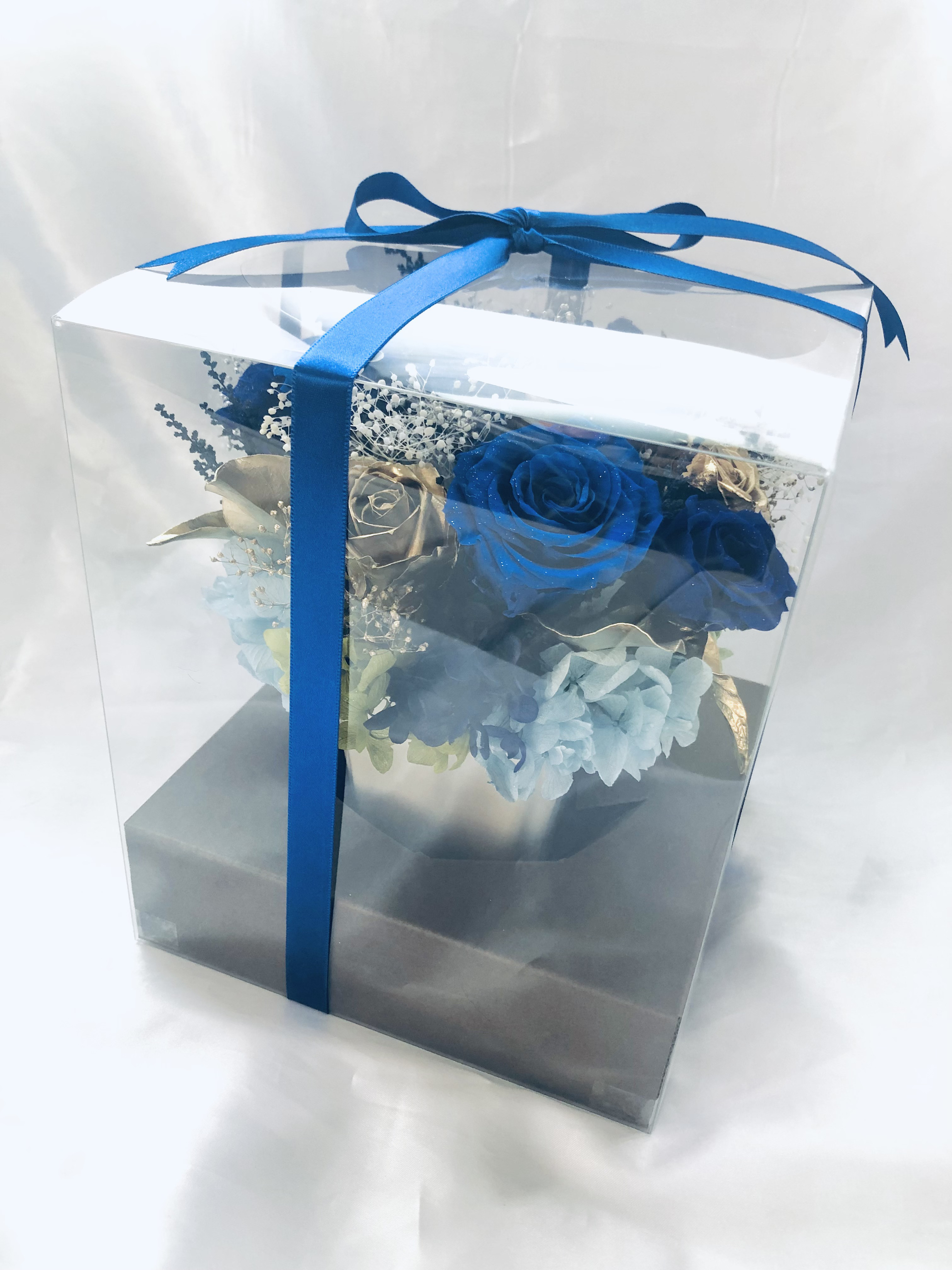 青い薔薇とゴールドローズアレンジ/プリザーブドフラワー夜空の輝き（フラワーケースリボンラッピング付き）