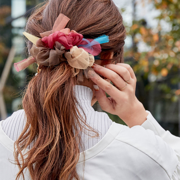 レインボー<秋>｜彩る咲き編みシュシュ 2枚目の画像