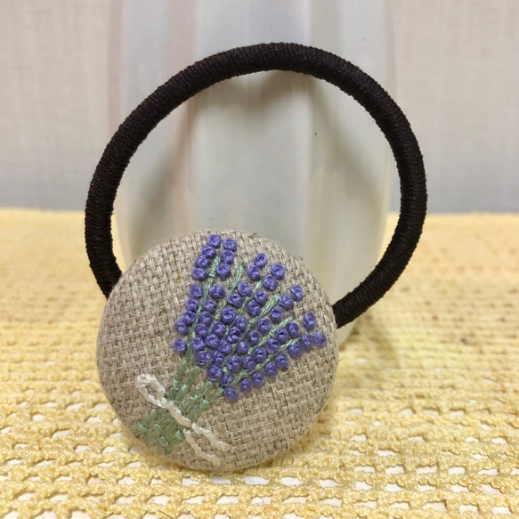 手刺繍　ヘアゴム　麻生地　ラベンダー 1枚目の画像