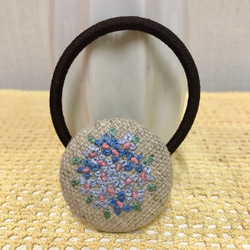 手刺繍　ヘアゴム　麻生地　青・アジサイ 1枚目の画像